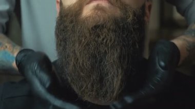 Berber Dükkanı Hızar ile yakışıklı adam