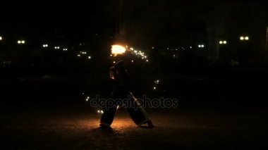 Ateş gösterisi performansını. Her iki tarafından tutuşuyor ateş baton twirling yakışıklı erkek ateş en iyi oyuncusu.