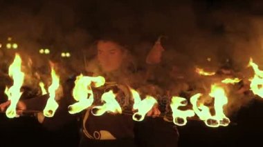 Kadın ateş geceleri sanatçı göster. POI performans. Yangın akrobasi ile beyaz kız.