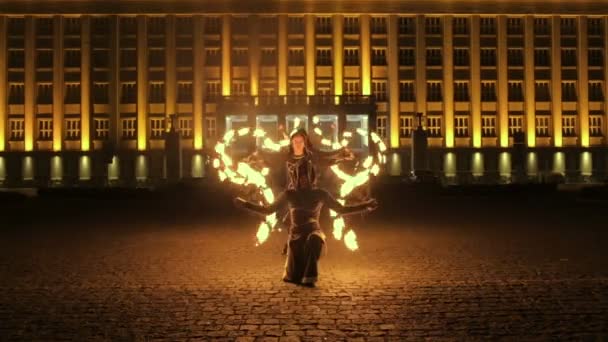 Vrouwelijke Brand Toon performer's nachts. POI prestaties. Kaukasische meisje met vuur acrobatiek. — Stockvideo