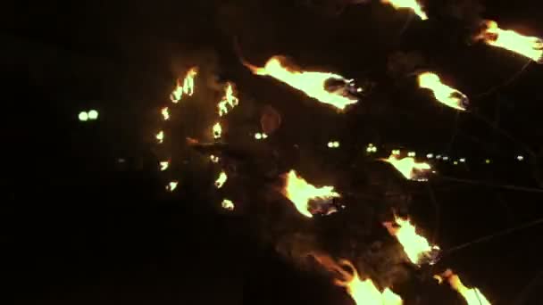 Жіночий вогонь шоу виконавець на ніч. POI продуктивності. Кавказький дівчина з вогнем акробатики. — стокове відео