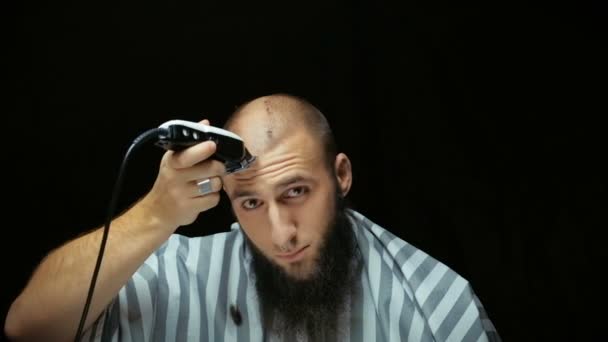 Närbild av ett använder hårklippningsmaskiner att raka huvudet. — Stockvideo
