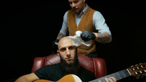 Close-up of a using clippers to shave head. — Stock Video