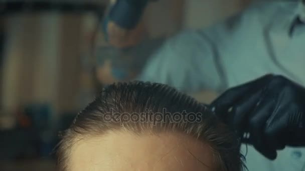 Jovem barbeiro bonito fazendo corte de cabelo de homem barbudo atraente na barbearia — Vídeo de Stock