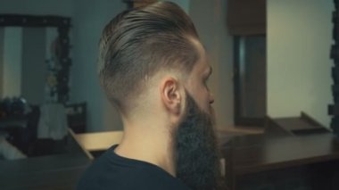 Saç kurutma adam istemci ile kurutma