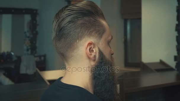 Secado de cabello con secador de pelo del hombre cliente — Vídeos de Stock