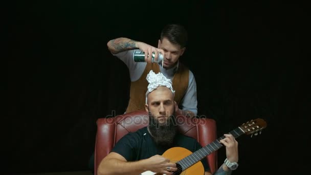 Jovem com cabeça de barbear navalha — Vídeo de Stock