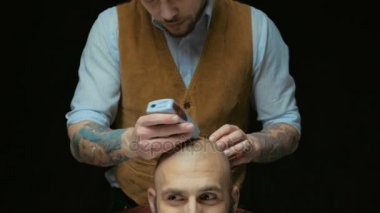 Kuaför saç modeli kel adam yapar.