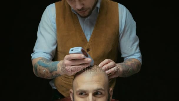 Frisör gör frisyr skallig man. — Stockvideo