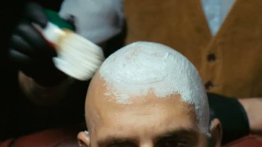 genç adamın ustura tıraș bașlığı