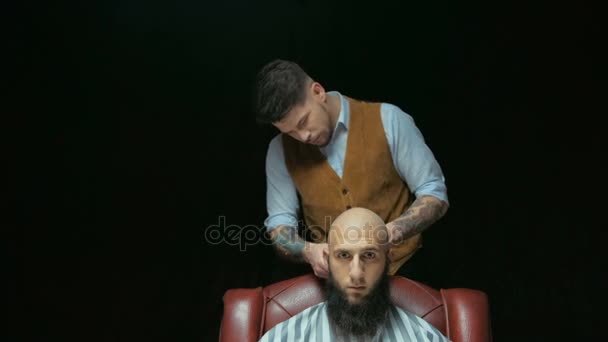 Coiffeur fait coiffure chauve homme . — Video