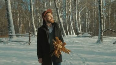 Mutlu adam sıcak siyah palto Park akçaağaç sarı yapraklar, kış saati giyiyor