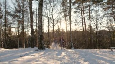Genç çift, duygusal olarak kış ormanda çalışan mutlu sevgi dolu.
