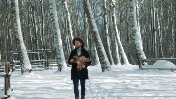 Lycklig man bär varma svart rock i parken med gula lönnlöv, vintertid — Stockvideo
