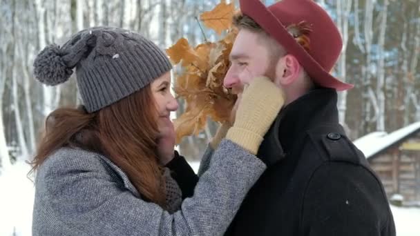 Jeune couple dans la forêt d'hiver — Video