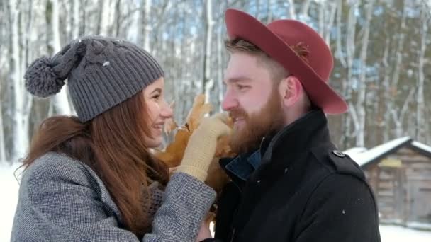 冬の森の若いカップル — ストック動画