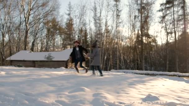 愛する幸せな冬の森で若いカップルが感情的に実行されます。. — ストック動画