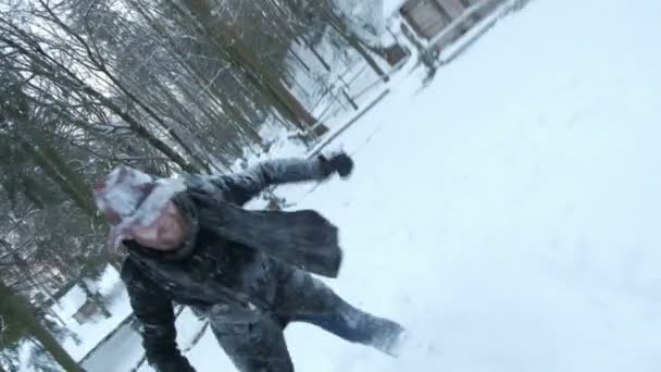 Любящая счастливая молодая пара эмоционально бежит в зимнем лесу . — стоковое видео