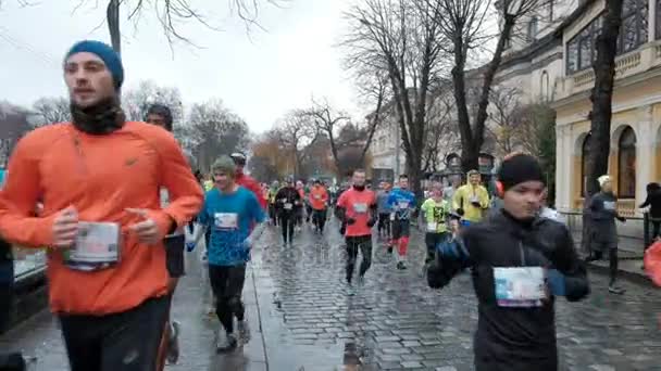 Lvov, Ukrajina - 6 listopadu 2016: Lvov Grand Prix Lvov půlmaraton. — Stock video