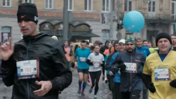 Lvov, Ukrajina - 6 listopadu 2016: Lvov Grand Prix Lvov půlmaraton. — Stock video