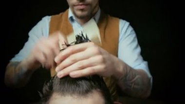 Genç yakışıklı Kuaför berber içinde çekici adamın saç kesimi yapma