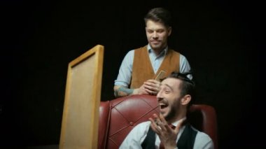 Mutsuz genç erkek Kuaför Salonu yeni saç stiliyle portresi