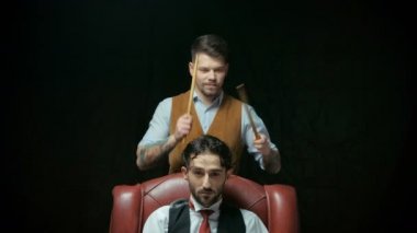 Genç yakışıklı Kuaför berber içinde çekici adamın saç kesimi yapma