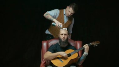 Garip adam yüzünü ve onun baş closeup köpük tıraş ile gülümseyen.