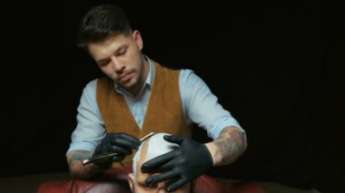 Tıraş ve jilet Kuaför Salonu tarafından alternatif saç modeli modelleme berber. Siyah arka plan