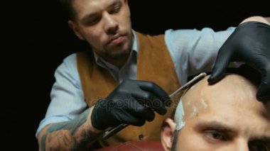 Tıraş ve jilet Kuaför Salonu tarafından alternatif saç modeli modelleme berber. Siyah arka plan