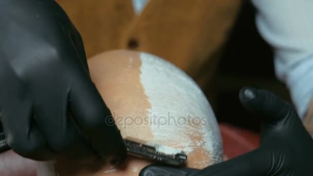 Barbierrasur und Modellierung alternativer Frisuren per Rasiermesser im Friseursalon. schwarzer Hintergrund — Stockvideo