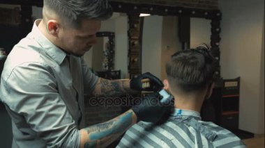 Beyaz gömlek, izle ve istemci için bir saç kesimi makas kuaför dükkanında işi siyah eldiven giymiş siyah saçlı çekici Kuaför,
