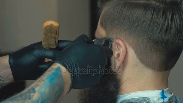 Attraktive Friseurin mit dunklen Haaren trägt weißes Hemd, Uhr und schwarze Handschuhe beim Friseurladen, — Stockvideo