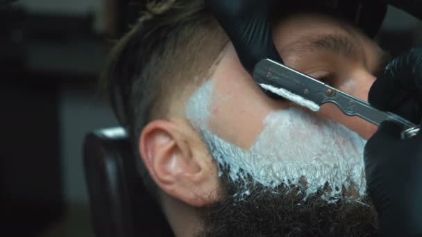 Kapper snijden bebaarde wrede man, kapper winkel salon — Stockvideo
