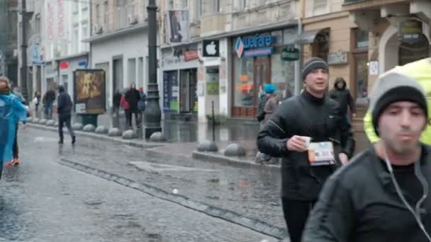 Lvov, Ukrajina - 6 listopadu 2016: Lvov Grand Prix Lvov půlmaraton. — Stock video