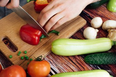 Doğrama kurulu yemek pişirmek için üzerinde kabak kesti