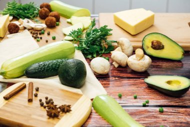 Doğrama kurulu yemek pişirmek için üzerinde kabak kesti