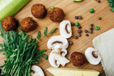 Vejetaryen falafel ve taze yeşil sebze ve mantar ahşap oyun tahtası