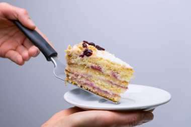 Şef bir pasta plaka, tatlı sunum ortaya konuyor. Yakın çekim.