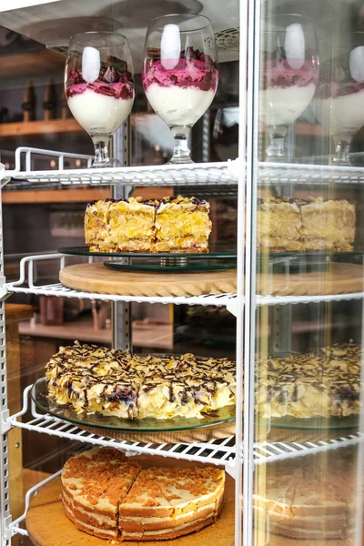 Cake shop a wide range Cake in a glass case. Colorful desserts — Stock Photo, Image