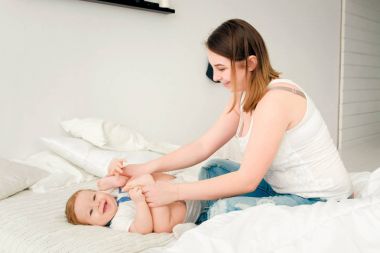 onun küçük bebek yatağı - kapalı oynayan genç anne
