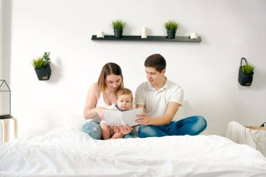 mutlu sevgi dolu aile. genç ve güzel anne ve kızları için bir kitap okuma ded