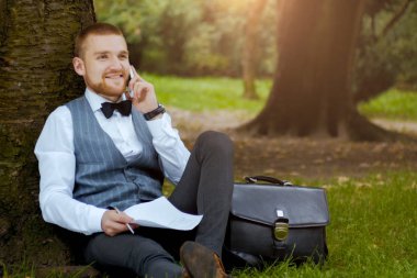 Adam akıllı - akıllı telefonda konuşurken genç iş adamı.