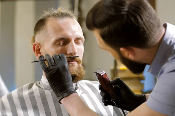 Knip uw snor in de barbershop — Stockfoto