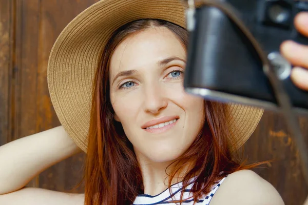 Şapka ve güneş gözlüğü eski kamera tutarak güzel kız — Stok fotoğraf