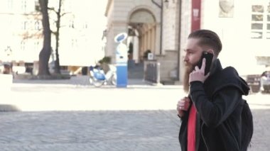 Genç sakallı adam portresi mutlu erkek arkadaşıyla telefonda konuşurken heyecanlı