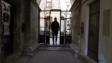 Sakallı yakışıklı sokak, acımasız hipster portre poz