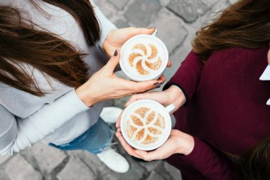 Arkadaşlar bir barda kahve içme kafe Restoran - moda süt içecek ile bir dostu iş toplantı kavramı. Kapuçino Üstten Görünüm