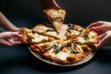 dilim pizza alan insanlar arkadaş grubu