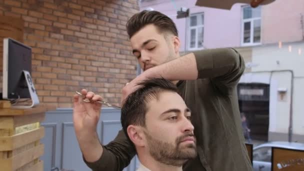 Hombre peluquero haciendo corte de pelo barba hombres adultos en la peluquería para hombre. Corte de pelo con tijeras — Vídeos de Stock